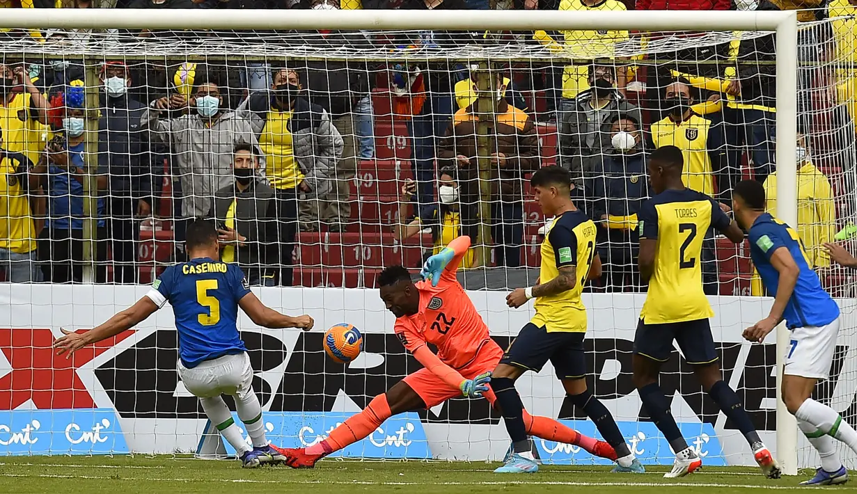 Brasil memperoleh gol cepat saat laga baru berjalan enam menit. Casemiro membawa Brasil unggul 1-0 melalui tendangan dalam sebuah kemelut di depan gawang Ekuador yang dikawal Alexander Dominguez. (AP/Pool/Rodrigo Buendia)
