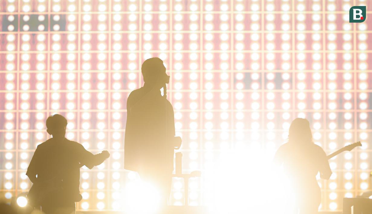 Siluet penyanyi Tulus saat acara Kapanlagi Buka Bareng (KLBB) 2026 yang berlangsung di Stadion Madya, Senayan, Jakarta, Minggu (01/03/2026). (Bola.com/Bagaskara Lazuardi)