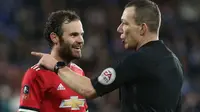 Gelandang Manchester United, Juan Mata, berdiskusi dengan wasit setelah golnya dianulir saat menghadapi Huddersfield, Minggu (18/2/2018) dini hari WIB. (Sky Sports).