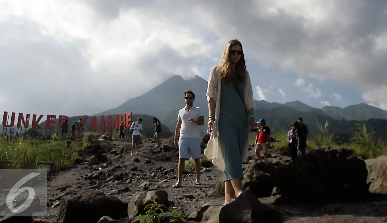 Wisatawan mancanegara mengunjungi objek wisata kaliadem, Sleman, (3/7). Menjelang lebaran, wisatawan di lereng Merapi di dominasi oleh pemudik. (Liputan6.com/Boy Harjanto)