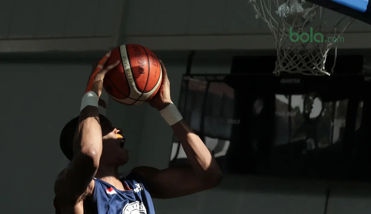 Pemain Asing Pelita Jaya, Chester Giles beraksi  saat berlatih di Istana Kana, Jakarta, (13/04/2018). Pelita Jaya akan melawan Satria Muda pada laga final IBL 19, 21, dan 22 april 2018. (Bola.com/Nick Hanoatubun)