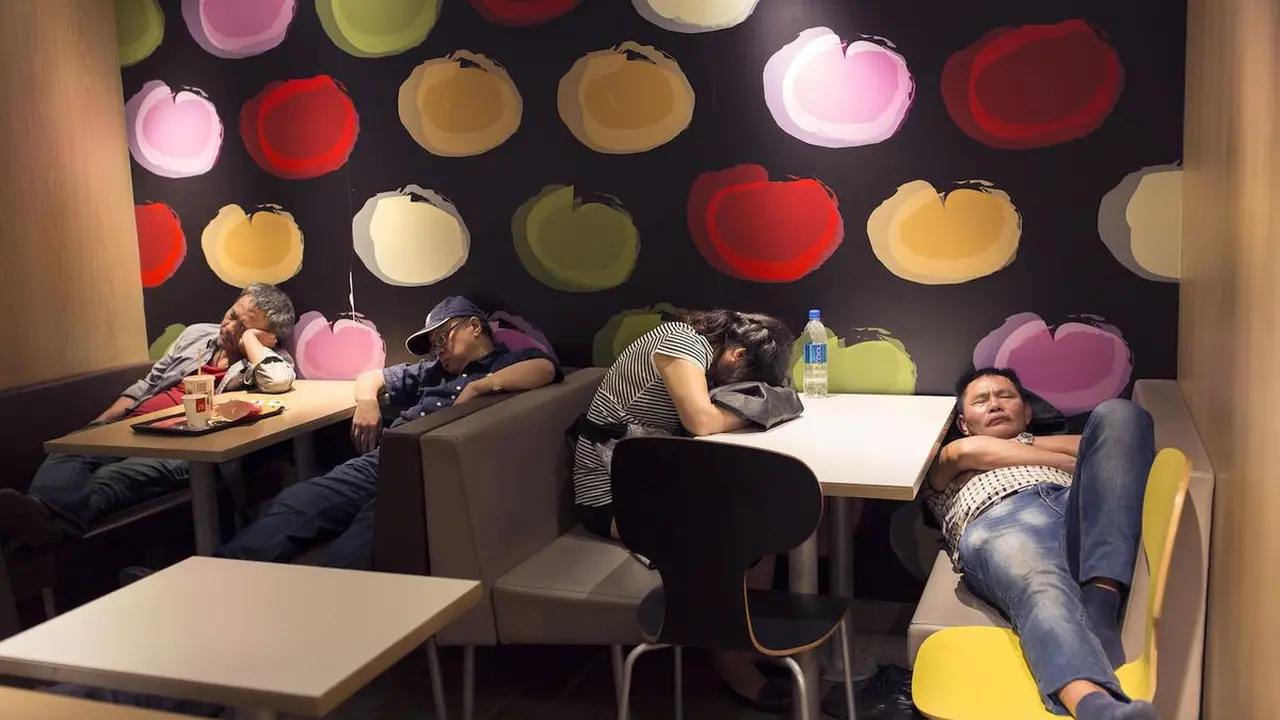 McRefugee, julukan bagi warga Hong Kong yang memilih menginap di McDonald's karena alasan krisis hunian yang harganya semakin tinggi (AP/Vincent Yu)