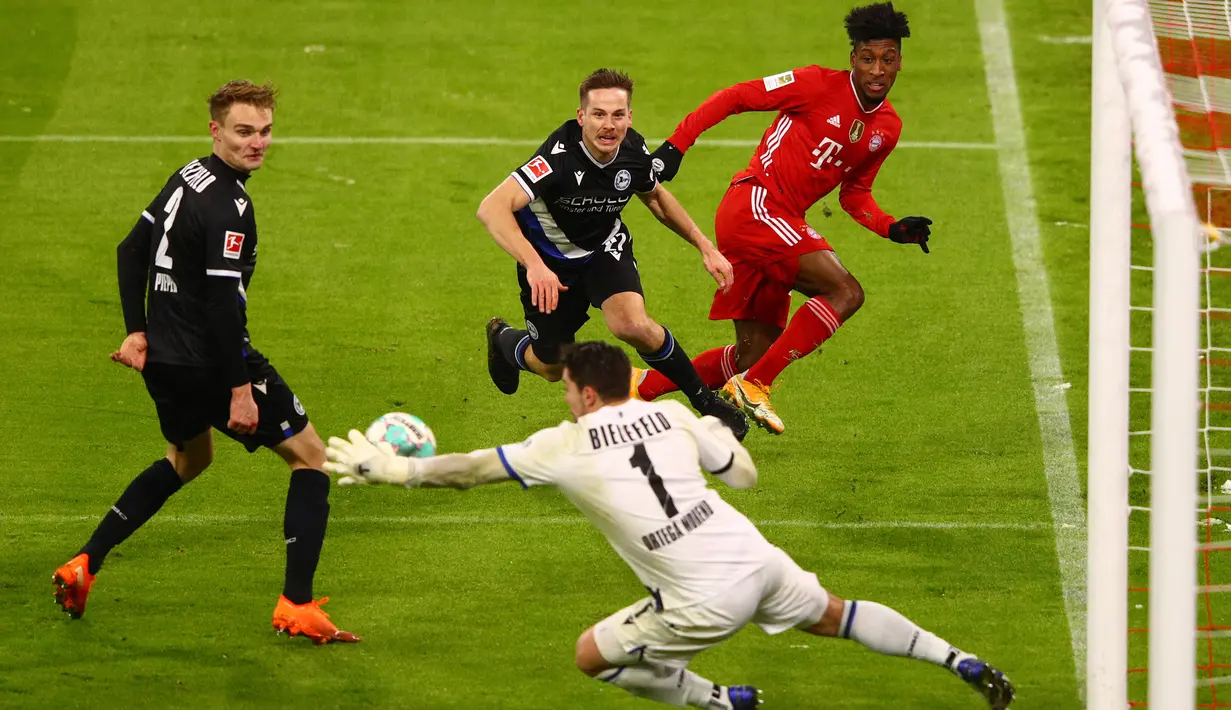Kiper Arminia Bielefeld, Stefan Ortega memotong umpan yang dilepaskan striker Byern Munich, Kingsley Coman (kanan) dalam laga lanjutan Liga Jerman 2020/21 pekan ke-21 di Allianz Arena, Munich, Senin (15/2/2021). Arminia Bielefeld bermain imbang 3-3 dengan Bayern Munich. (AFP/Adam Pretty/Pool)