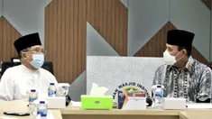 Ketua Umum Dewan Masjid Indonesia Jusuf Kalla (kiri) bertemu Kepala BNPT Komjen Pol Boy Rafli Amar di Kantor Pusat DMI, Jakarta, Jumat (4/2/2022). Pertemuan ini dalam rangka kerja sama program deradikaliasasi terorisme dengan melibatkan DMI di seluruh tingkatan wilayah Indonesia. (Foto: Istimewa)