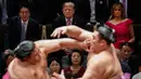 Presiden AS Donald Trump (tengah) didampingi PM Jepang Shinzo Abe (kiri) menyaksikan Tokyo Grand Sumo Tournament di Stadion Ryogoku Kokugikan, Tokyo, Jepang, Minggu (26/5/2019). Trump merupakan Presiden AS pertama yang menonton sumo di Jepang. (AP Photo/Evan Vucci)