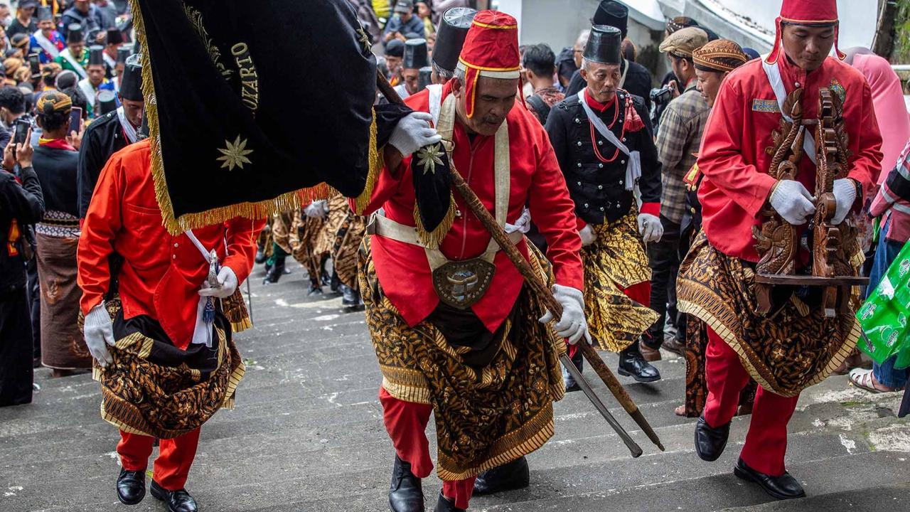 FOTO: Selamat Jalan Sang Raja: Warga Solo dan Yogyakarta Hantarkan Pakubuwono XIII