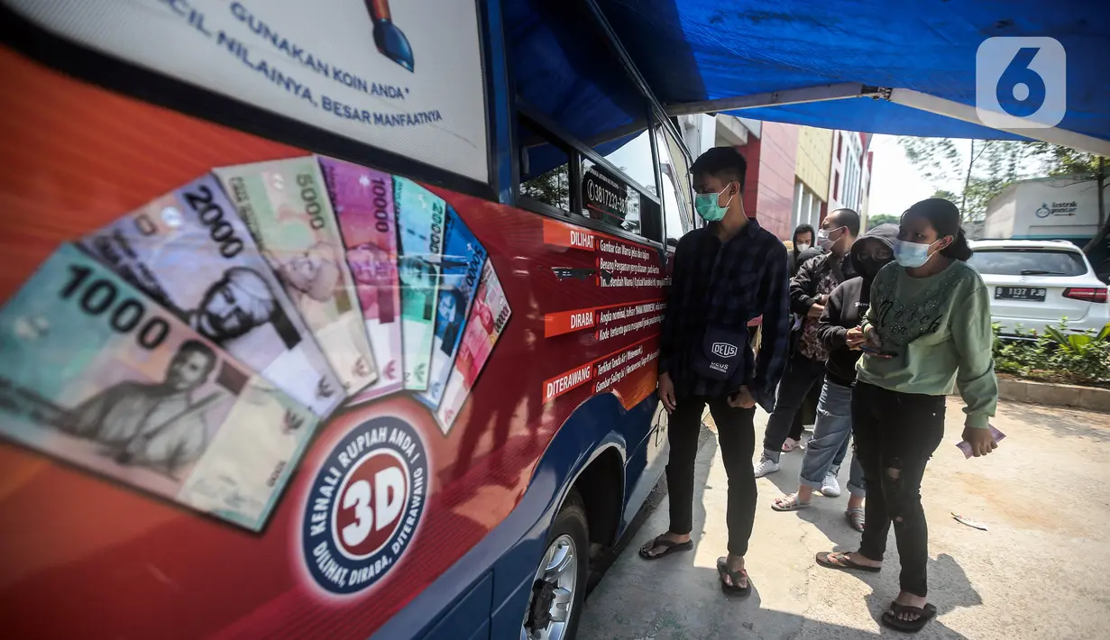 Warga menukarkan uang rupiah kertas baru emisi 2022 di Pasar Senen, Jakarta, Selasa (23/8/2022). Uang rupiah kertas baru emisi 2022 terdiri atas pecahan Rp 100.000, Rp 50.000, Rp 20.000, Rp 10.000, Rp 5.000, Rp 2.000, dan Rp 1.000. (Liputan6.com/Faizal Fanani)