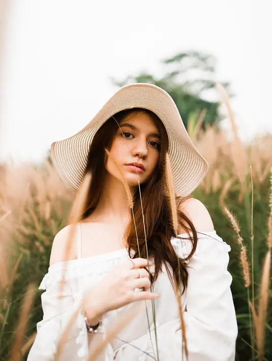 Kini dikenal sebagai seorang aktris yang mumpuni, Cassandra mengawali kariernya membintangi sinetron Hanya Kamu pada tahun 2012. Ia merupakan salah satu anggota grup vokal wanita bernama Elovii.(Liputan6.com/IG/cassandralee)