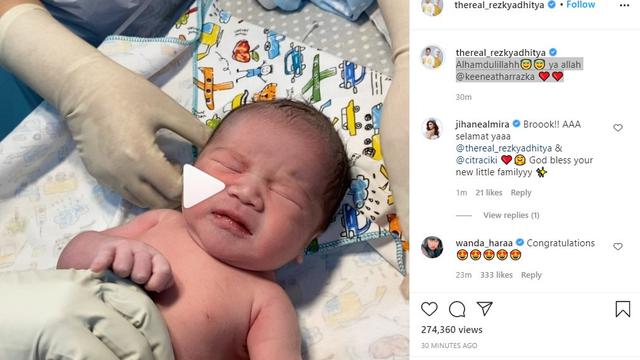 Rezky Aditya mengunggah foto anaknya (https://www.instagram.com/p/CEatAtrjBs7/)