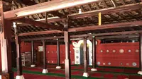 Bagian dalam Masjid Merah Panjunan Cirebon yang menggunakan keramik dari China serta akulturasi budaya lain yang ada di Cirebon. Foto (Liputan6.com / Panji Prayitno)