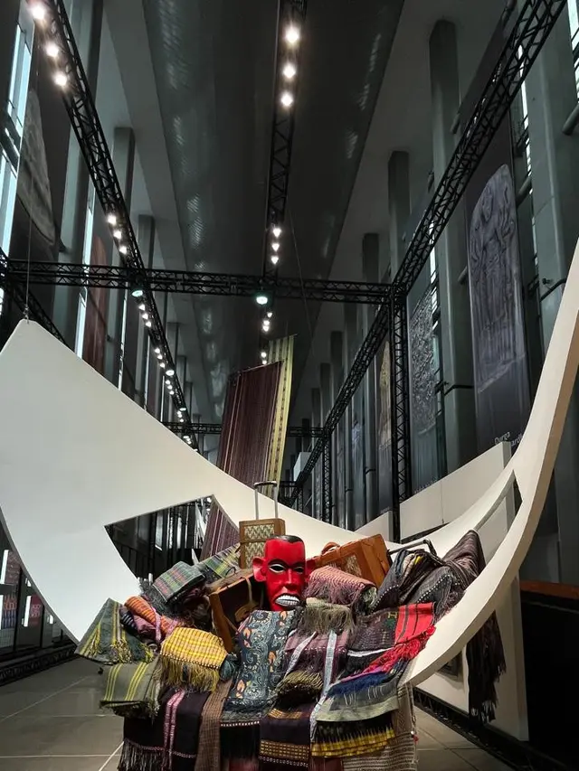 Menenun Warisan Budaya Indonesia dengan Sentuhan Keberlanjutan dalam Pameran The Flying Cloth oleh Merdi Sihombing