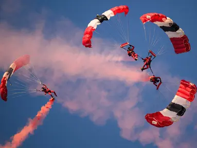 Para penerjun payung menampilkan atraksi udara saat mereka turun ke Pantai Utah pada tanggal 6 Juni 2024. (LOIC VENANCE/AFP)