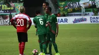 Pemain Persebaya, Misbakus Solikin, saat melawan Madura United. (Bola.com/Aditya Wany)