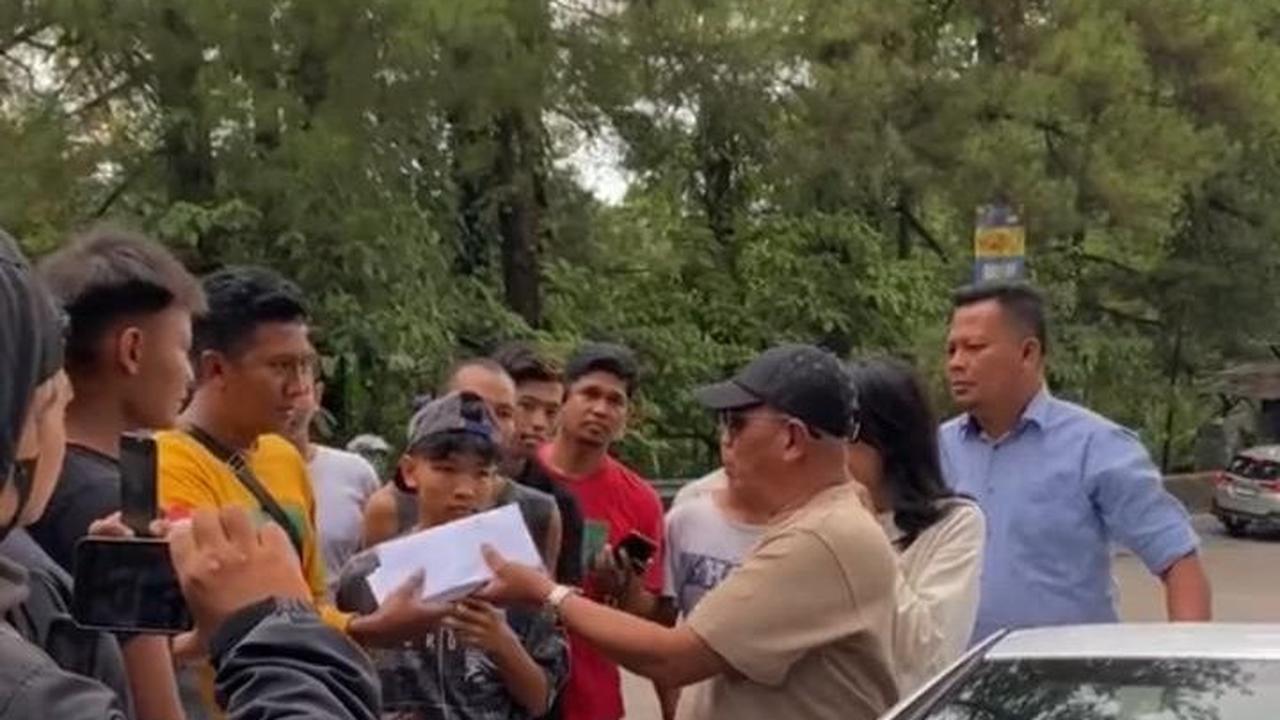 Bersama istri dan pengawalnya, ia pun menyerahkan amplop-amplop ini pada salah satu perwakilan mereka. Ia juga berpesan untuk membagikan amplop tersebut dengan adil.