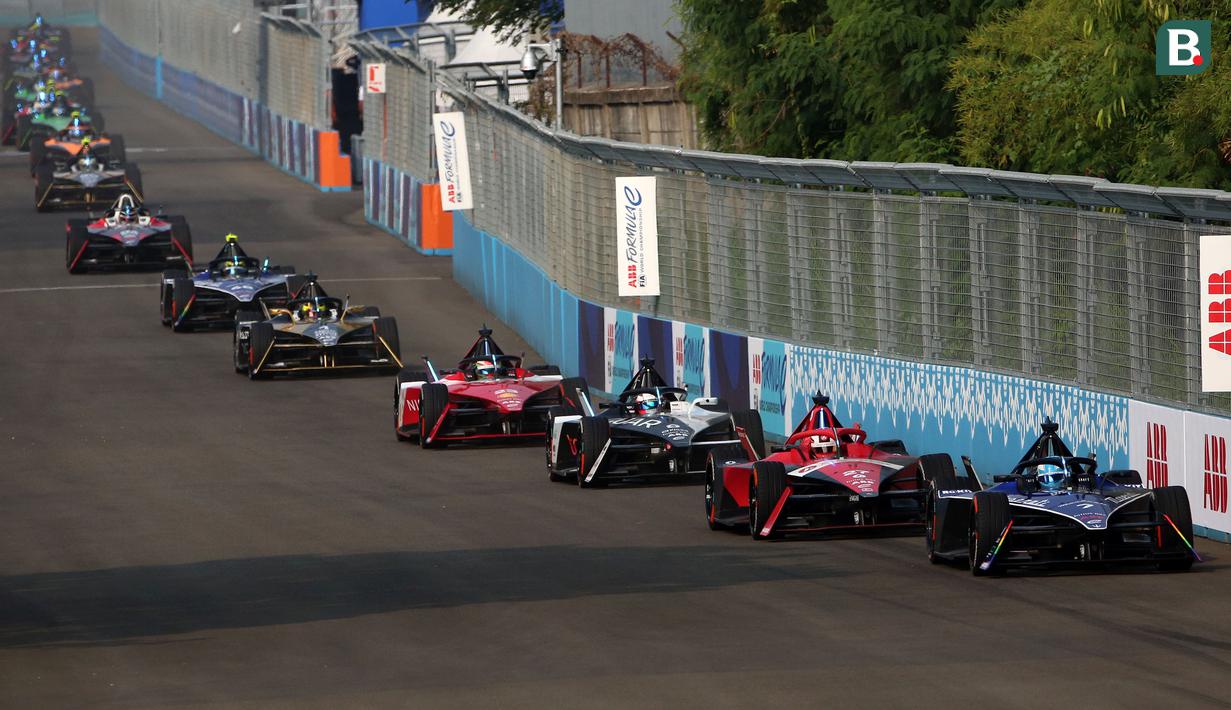 Pembalap Maserati MSG Racing, Maximilian Guenther memimpin balapan saat balapan Jakarta E-Prix 2023 round-11 di Jakarta International E-Prix Circuit, Ancol, Jakarta, Minggu (04/06/2023). (Bola.com/Bagaskara Lazuardi)