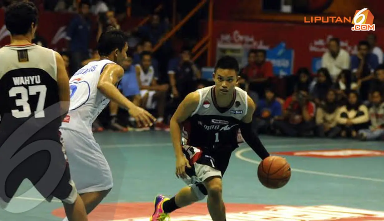 Pebasket Aspac Jakarta Andakara Dhyaksa (1) mencoba memberikan tekanan ke pertahanan Satria Muda Britama (Liputan6.com/Helmi Fithriansyah)