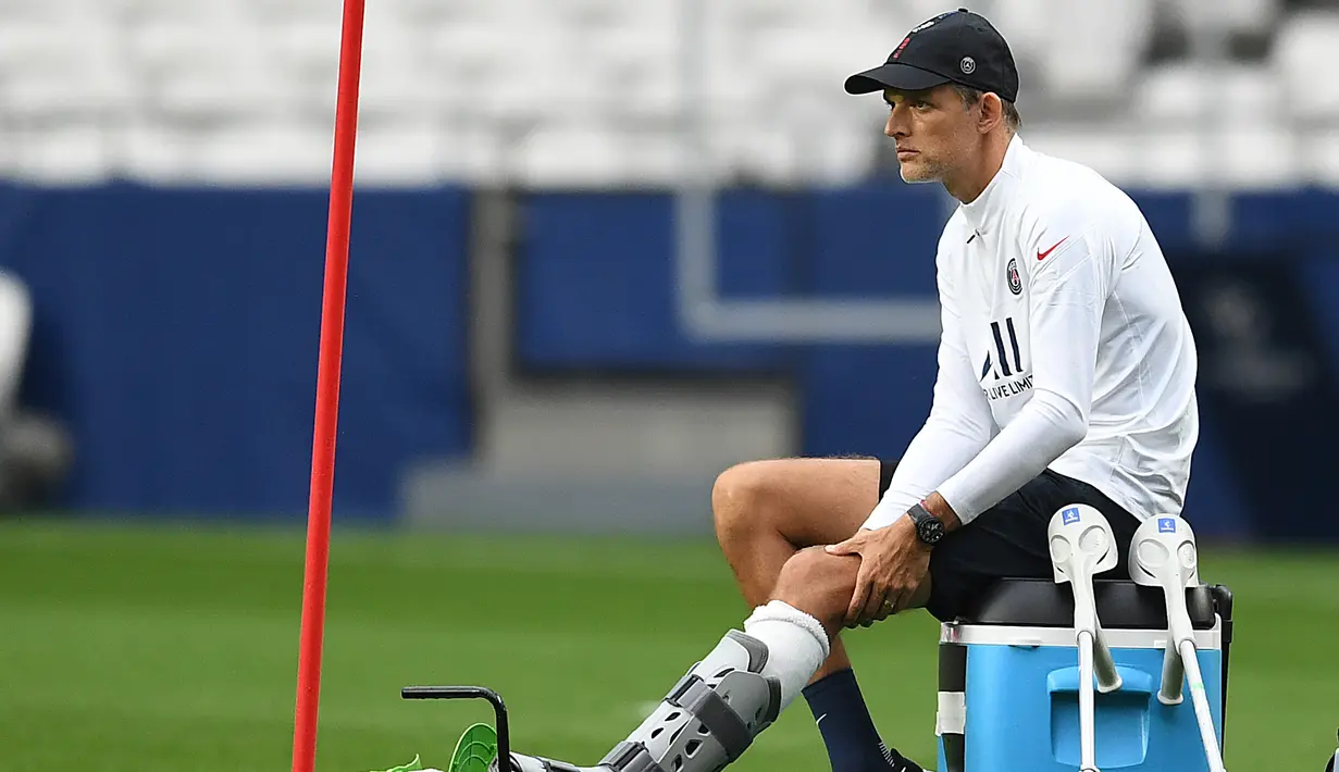 Pelatih PSG, Thomas Tuchel, memperhatikan pemainnya saat sesi latihan jelang menghadapi Atalanta pada babak perempat final Liga Champions 2019/2020 di Estadio Da Luz, Kamis (12/8/2020). PSG akan melawan Atalanta untuk menentukan siapa yang lolos ke semi final. (AFP/David Ramos/pool)