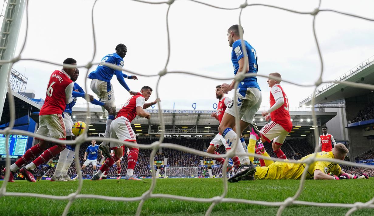 Kiper Arsenal Aaron Ramsdale melompat namun gagal menyelamatkan gawangnya dari pemain Everton James Tarkowski pada pertandingan sepak bola Liga Inggris di Goodison Park, Liverpool, Inggris, 4 Februari 2023. Everton mengalahkan Arsenal dengan skor 1-0. (AP Photo/Jon Super)