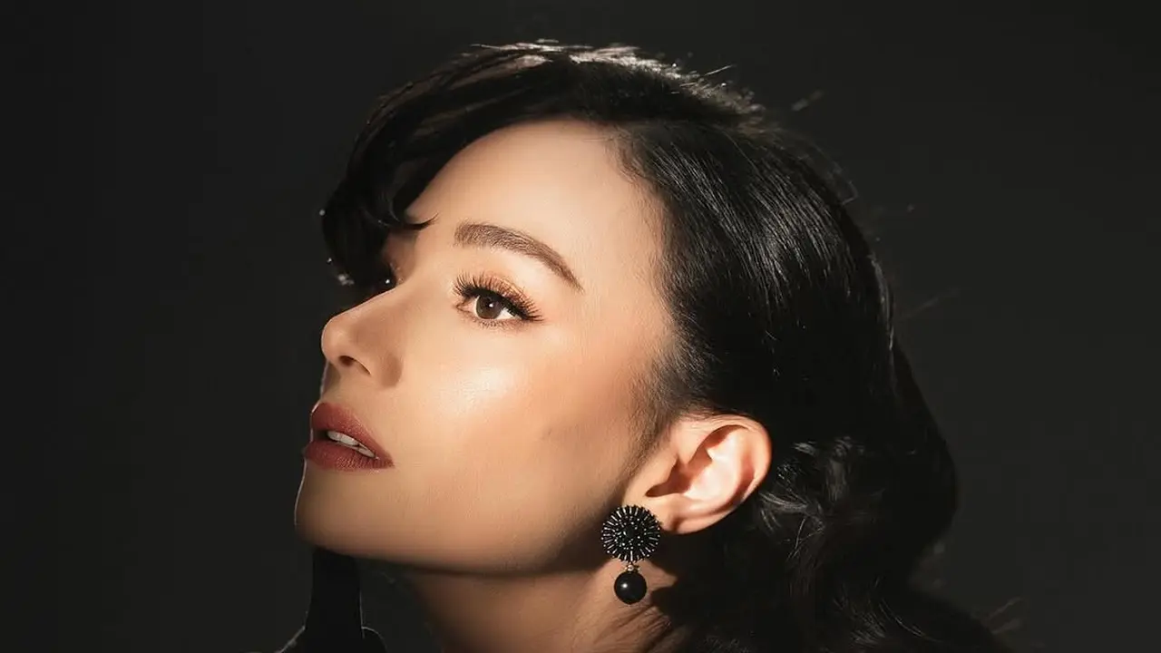 Asmirandah Tampil Menawan dengan Old Hollywood Makeup Look di Pemotretan Terbaru