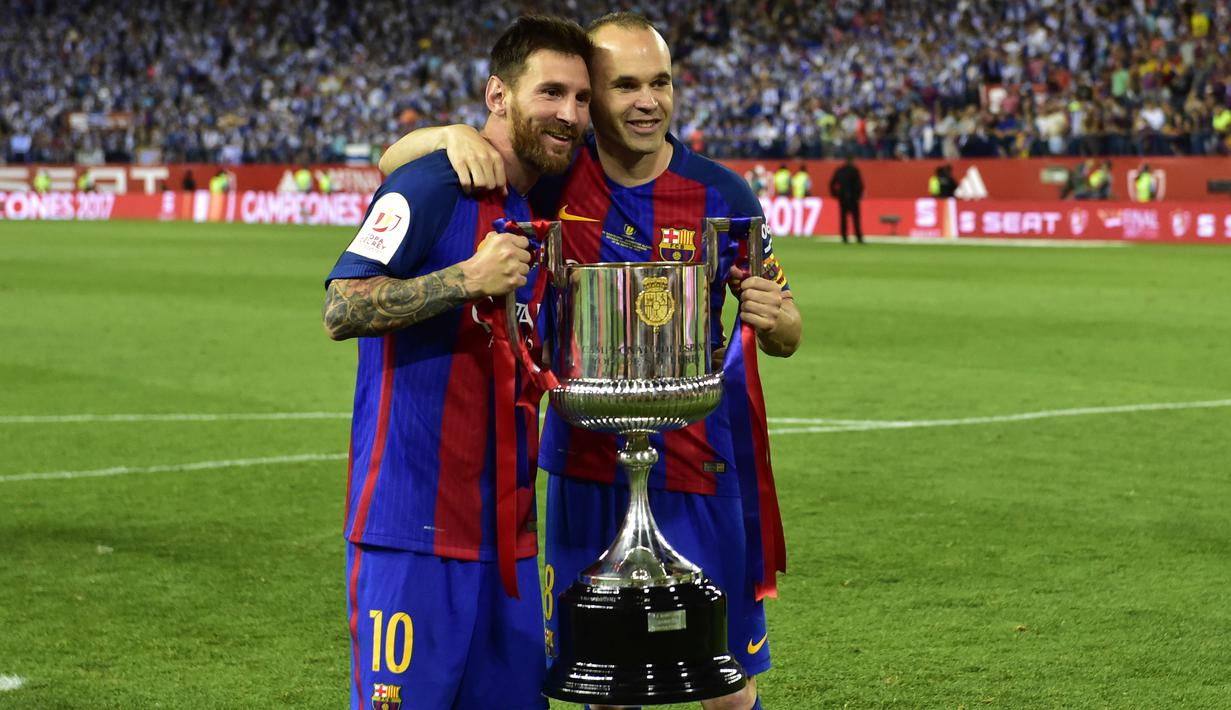 Lionel Messi (kiri) melakukan sesi foto bersama rekannya Andres Iniesta usai meraih trofi Copa del Rey (King's Cup) di Vicente Calderon stadium, Madrid, (27/5/2017). (AFP/Ander Gillenea)