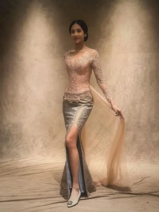 Anya Geraldine tampil elegan dengan kebaya v-neck dan aksen train dari tulle. Dipadukan dengan slit skirt dari Songket yang menawan [@anyageraldine]