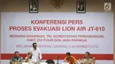 Menhub Budi Karya (tengah) didampingi Ketua Basarnas Marsekal Madya M. Syaugi (dua kanan) dan Ketua KNKT Soerjanto Tjahjono (dua kiri) saat evaluasi Lion Air JT 610 jatuh di Krisis Center, Jakarta, Senin (5/11). (Liputan6.com/Immanuel Antonius)