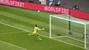 Kiper Skotlandia David Marshall gagal menyelamatkan tendangan jarak jauh pemain Republik Ceko Patrik Schick pada pertandingan Grup D Euro 2020 di Stadion Hampden Park, Glasgow, Inggris, Senin (14/6/2021). Patrik Schick mencatatkan rekor gol terjauh di Euro. (AP Photo/Andy Buchanan, Pool)