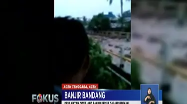 Derasnya air bah dan kerusakan yang diakibatkan kejadian itu membuat aktivitas warga terhambat.