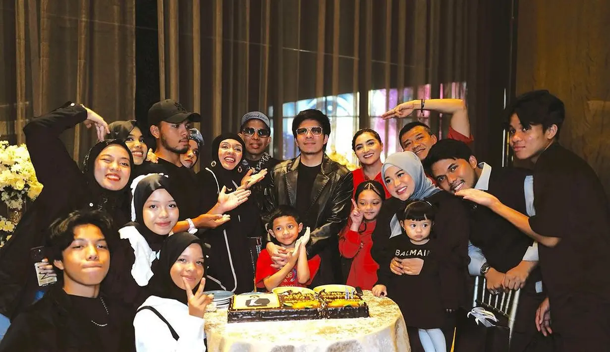 Ia pun menutup penampilan dengan tas Lady Dior dan heels merah mencolok [@ashanty_ash]