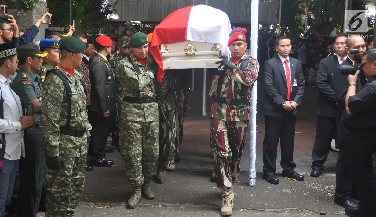Prajurit TNI mengiringi upacara persemayaman jenazah Ani Yudhoyono di Puri Cikeas, Bogor, Jawa Barat, Minggu (2/6/2019). Ani Yudhoyono dimakamkan di samping pusara istri presiden ke-3 RI BJ Habibie, Ainun Habibie. (Liputan6.com/Immanuel Antonius)