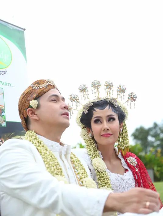 Pasangan pengantin baru ini bercerita bahwa hujan sempat datang sebelum akad nikah berlangsung. Tak berpikir hujan itu sebagai penghalang, justru mereka mengganggap bahwa hujan tersebut merupakan berkah. (Daniel Kampua/Bintang.com)