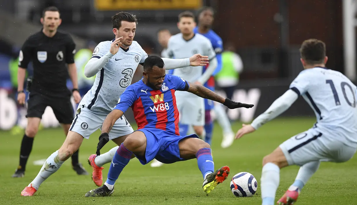 Striker Crystal Palace, Jordan Ayew (tengah) terjatuh saat perebutan bola dengan bek Chelsea, Ben Chilwell dalam laga lanjutan Liga Inggris 2020/2021 pekan ke-31 di Selhurst Park, London, Sabtu (10/4/2021). Crystal Palace kalah 1-4 dari Chelsea. (AP/Justin Tallis/Pool)