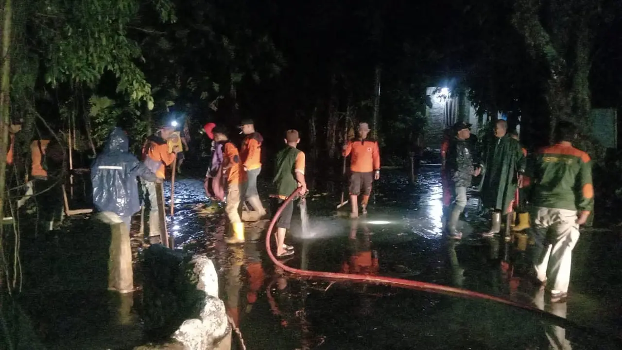 Petugas dari BPBD, relawan, Polsek Undaan, Koramil Undaan, Pemerintah Kecamatan Undaan, Pemdes Wonosoco dan warga membersihkan material banjir bandang. (Liputan6.com/Arief Pramono)