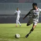 Striker Bali United, Stefano Lilipaly, melepaskan tendangan ke arah gawang Tira Persikabo pada laga Shopee Liga 1 di Stadion Patriot Pakansari, Bogor, Kamis (15/8). Bali menang 2-1 atas Tira Persikabo. (Bola.com/Yoppy Renato)