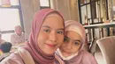 Kembali kompak mengenakan outfit bernuansa pastel, kali ini keduanya memilih nuansa pink yang serasi. [Foto: Instagram/nesyanabila]