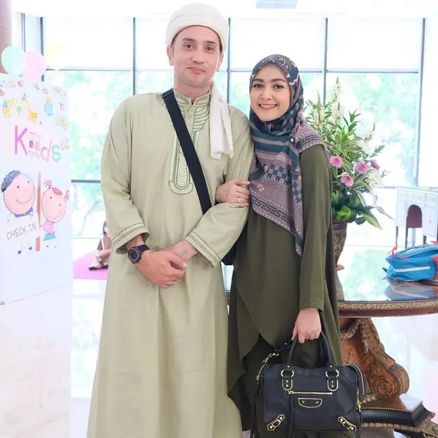 7 Potret Gary Iskak dengan Baju Muslim, Berjenggot dan Pakai Peci