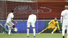 Penyerang Meksiko, Raul Jimenez (Kiri) melakukan tendangan penalti melawan penjaga gawang Belanda Tim Krul dalam pertandingan persahabatan antara Belanda dan Meksiko di Johan Cruyff Arena di Amsterdam (7/10/2020). Meksiko menang 1-0 atas Belanda. (AFP/ANP/Maurice Van Steen)