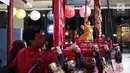 Seorang dalang memainkan wayang potehi di salah satu mall di Jakarta, Jumat (1/2). Pementasan wayang potehi  tersebut diadakan dalam rangka menyambut Tahun Baru Imlek. (Liputan6.com/Faizal Fanani)