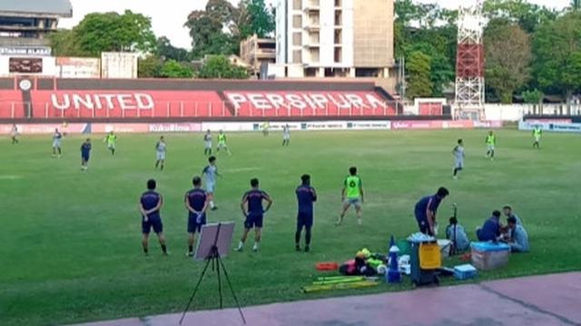 Para pemain Sulut United saat menjalani latihan perdana di Stadion Klabat Manado, Jumat (21/8/2020).