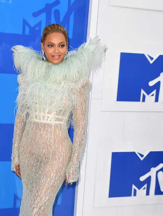 Penyanyi Beyonce tampil dengan 'sayap' di pundaknya saat menghadiri ajang MTV Video Music Awards (VMA) 2016 di New York, Minggu (28/8). Beyonce juga mencuri perhatian dengan gaun dramatis yang dihiasi kristal serta bulu. (AFP PHOTO/Angela Weiss)