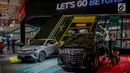 Petugas membersihkan produk terbaru Toyota Alphard Hybrid yang dipamerkan dalam pembukaan Indonesia International Motor Show (IIMS 2019) di JIExpo Kemayoran, Jakarta, Kamis (25/4). Pameran industri otomotif tersebut berlangsung 25 April - 5 Mei 2019. (Liputan6.com/Faizal Fanani)