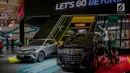 Petugas membersihkan produk terbaru Toyota Alphard Hybrid yang dipamerkan dalam pembukaan Indonesia International Motor Show (IIMS 2019) di JIExpo Kemayoran, Jakarta, Kamis (25/4). Pameran industri otomotif tersebut berlangsung 25 April - 5 Mei 2019. (Liputan6.com/Faizal Fanani)