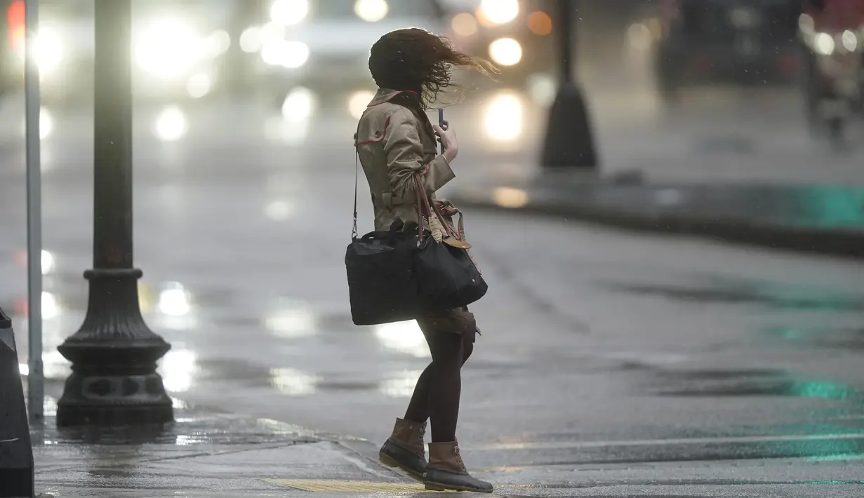 <p>Badai melanda Amerika Serikat bagian timur laut pada hari Senin, membanjiri jalan-jalan dan menumbangkan pepohonan. (AP Photo/Steven Senne)</p>