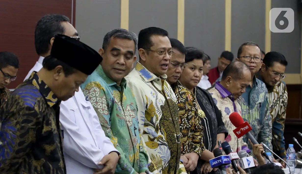 Ketua MPR Bambang Soesatyo (tengah) memberi keterangan usai memimpin rapat pimpinan di Komplek Parlemen, Jakarta, Senin (14/10/2019). Rapat menyepakati pembentukan empat alat kelengkapan MPR yaitu Badan Sosialisasi, Pengkajian, Penganggaran, dan Komisi Kajian Ketatanegaraan.(Liputan6.com/JohanTallo)