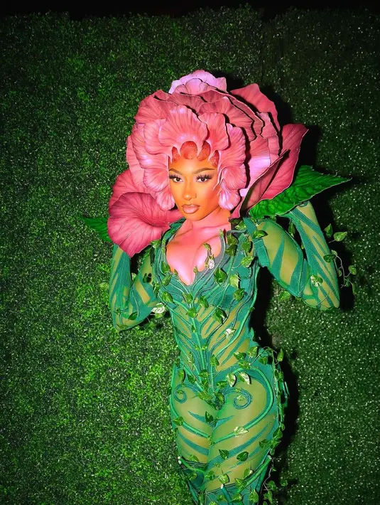 Megan Thee Stallion berdandan seperti bunga dalam film Alice in The Wonderland tahun 2010. [@theestallion]