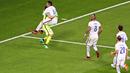 Para pemain Cile merayakan keberhasilan Claudio Bravo menepis tiga penalti Portugal pada semifinal Piala Konfederasi di Kazan Arena, Kazan, Rabu (28/6/2017). Cile menang adu penalti 3-0 atas Portugal. (EPA/Tolga Bozoglu)