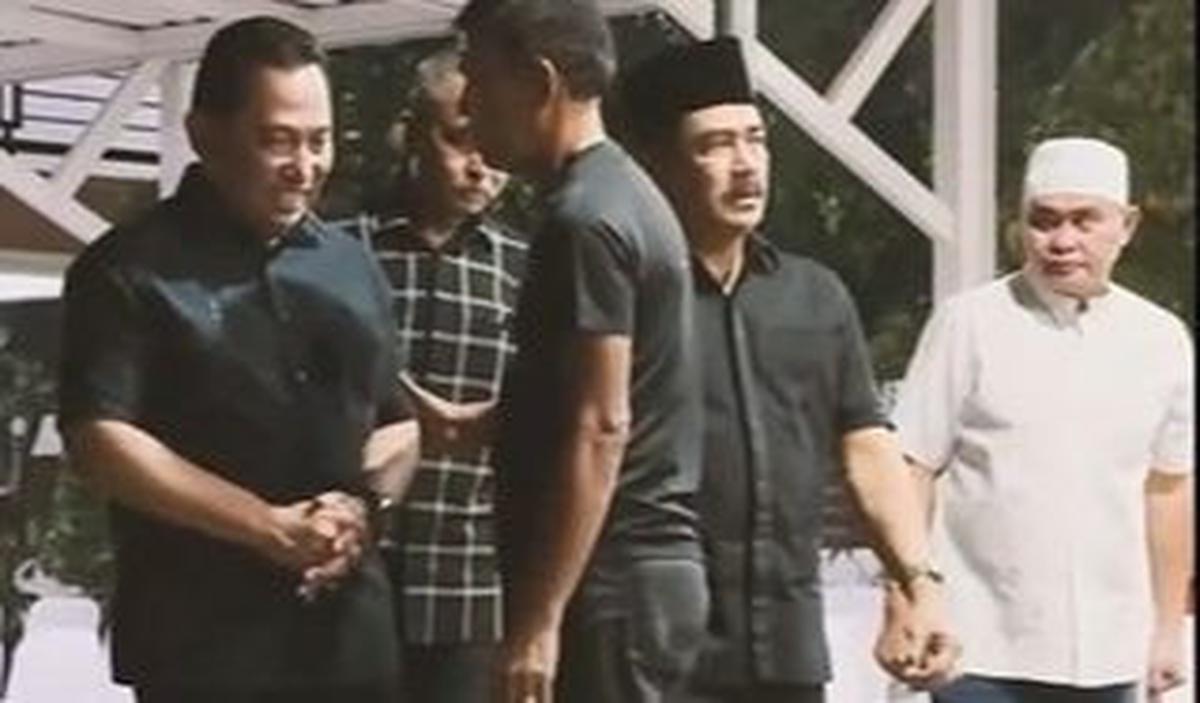 Tak sendirian, sejumlah jenderal polisi juga terlihat ikut datang melayat bersama Listyo.