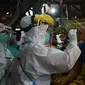 Petugas medis Kecamatan Gambir melakukan tes swab terhadap pedagang Pasar Thomas, Jakarta, Rabu (17/6/2020). Tes swab dilakukan untuk memutus rantai penularan virus corona COVID-19. (merdeka.com/Imam Buhori)