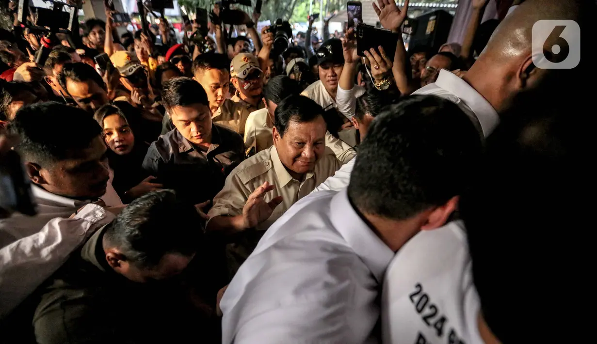 Para relawan yang telah berada di lokasi antusias menyambut kedatangan Prabowo. (Liputan6.com/Faizal Fanani)