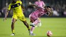 Pemain Inter Miami, Lionel Messi berusaha melewati pemain Nashville pada laga leg kedua 16 besar Concacaf Champions Cup di Chase Stadium, Fort Lauderdale, Florida, Kamis (14/03/2024) WIB. (AFP/Getty Images/Brennan Asplen)